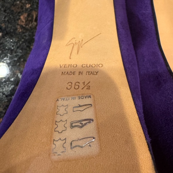 Giuseppe Zanotti
Giuseppe Zanotti Purple Suede Peep
Toe Platform Pumps Size 36.5 - Picture 5 of 9